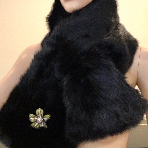 NWOT rabbit fur scarf w/detachable brooch - Picture 1 of 8